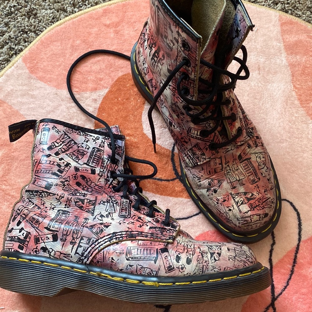 Doc Martens Airware London Print Rare US 7 worn but still in great doc condition
